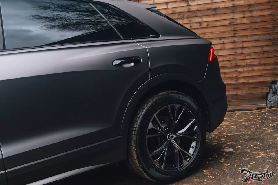 Оклеили Audi Q8 серым матовым полиуретаном, установили усиленные тормозные диски и колодки, окрасили суппорта, сделали антихром, произвели комплекс детейлинг-услуг